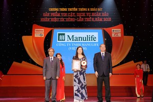 Bà Bùi Thị Kim Quy - Giám đốc phụ trách Khối Tiếp thị và Truyền thông đại điện Manulife Việt Nam nhận Huy chương vàng "Sản phẩm tin cậy 2015"
