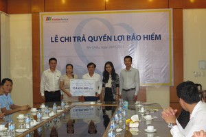 Gia đình anh Nguyễn Văn Lâm nhận quyền lợi do công ty Bảo hiểm Nhân thọ VietinAviva trao