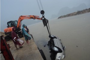 Liberty bảo hiểm cho xe Ford Ranger bị rơi xuống suối