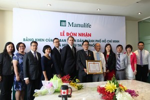 Manulife Việt Nam nhận bằng khen của UBND TP. HCM