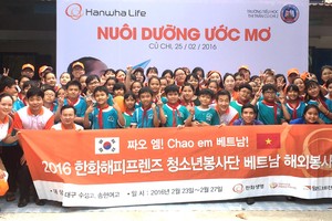 Hanwha Life Việt Nam tặng học bổng cho học sinh nghèo 