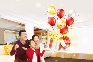 Prudential Việt Nam tặng quà cho khách mua bảo hiểm qua ngân hàng