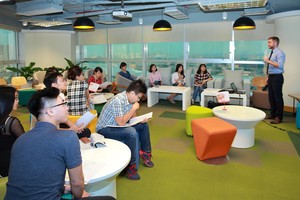 Một câu lạc bộ tiếng anh của Prudential, nơi các nhân viên trau dồi vốn tiếng Anh và kỹ năng làm việc trong môi trường đa quốc gia