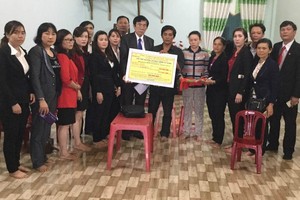 Prudential chi trả quyền lợi cho khách hàng ở Gia Lai