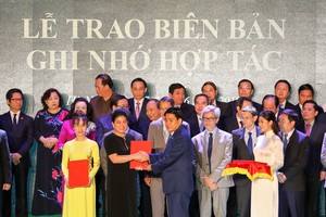 Bà Đỗ Thị Kim Liên, Chủ tịch Công ty cổ phần Nước AquaOne đại diện liên danh nhận biên bản ghi nhớ