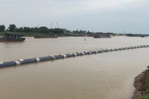 Hạ thuỷ thành công tuyến ống qua sông Đuống