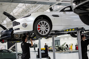 Aston Martin cử chuyên gia toàn cầu kiểm tra xe cho khách hàng Việt Nam