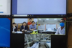 Qua màn hình trực tuyến, BSCK2 Nguyễn Trung Cấp, Trưởng khoa Cấp cứu Bệnh viện Bệnh Nhiệt đới TW cơ sở 2 báo cáo với Phó Thủ tướng, Bệnh viện hiện đang điều trị 9 bệnh nhân dương tính COVID-19, trong đó có 5 bệnh nhân ở Hà Nội, 4 bệnh nhân từ Quảng Ninh