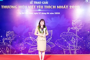 Chú thích hình:
Phó Tổng Giám đốc Chubb Life Việt Nam – Bà Dương Thúy Hồng nhận giải thưởng từ Ban Tổ chức
