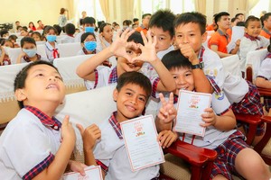 Hanwha Life Việt Nam trao tặng 1.000 phần quà cho trẻ em bị ảnh hưởng bởi COVID-19