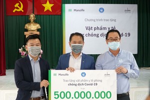 Ông Phan Minh Hoàng (trái), Phó chủ tịch VYPA đại diện nhận bảng trao tặng 500 trăm triệu đồng từ đại diện Manulife Việt Nam - ông Chun Nam Ng (giữa) và Pulse Active - ông Bady Phạm
