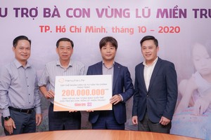 Hanwha Life Việt Nam trao tặng 200 triệu cứu trợ bà con vùng lũ miền Trung
