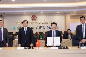 Ông Tan Weiming, Đại biện lâm thời, Đại sứ quán Singapore tại Việt Nam; ông Trần Duy Đông, Thứ trưởng Bộ Kế hoạch và Đầu tư; ông Đỗ Nhật Hoàng, Cục trưởng Cục đầu tư nước ngoài, Bộ Kế hoạch và Đầu tư; ông Harry Loh, Tổng giám đốc Ngân hàng UOB Việt Nam tại lễ ký kết biên bản ghi nhớ