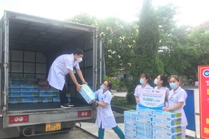 Cô Gái Hà Lan tiếp tục mang 450.000 ly sữa tiếp sức cho vùng tâm dịch