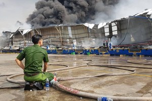 Các cơ quan chức năng đang thực hiện công tác chữa cháy