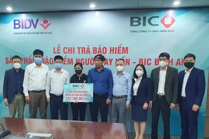 BIC trao hơn 750 triệu đồng quyền lợi bảo hiểm cho khách hàng vay vốn tại Nghệ An