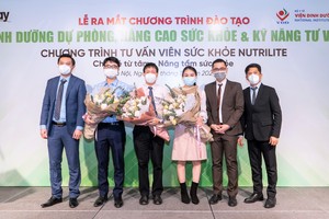 Đại diện Amway Việt Nam tặng hoa cho các giảng viên của Viện Dinh dưỡng Quốc gia tham gia khóa đào tạo