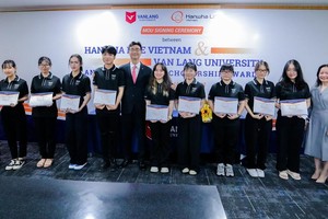 Hanwha Life Việt Nam trao tặng 200 triệu đồng học bổng cho sinh viên trường Đại học Văn Lang TP.HCM