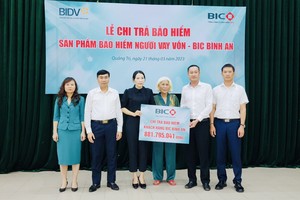 BIC trao gần 900 triệu đồng quyền lợi bảo hiểm cho khách hàng vay vốn tại Quảng Trị
