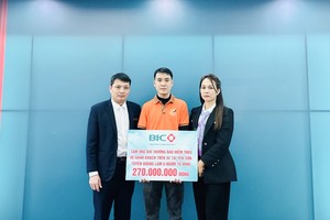 BIC trao tạm ứng bồi thường cho đại diện chủ xe khách để đền bù cho gia đình các nạn nhân
