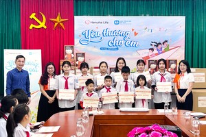 Những phần quà tặng, học bổng mang hân hoan đến với các bạn nhỏ tại Làng trẻ em SOS Hà Nội