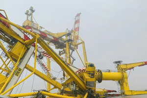 Cần cẩu tại cảng Mipec, Hải Phòng đổ sụp do chịu tác động của bão Yagi - Công trình bảo hiểm thuộc Bảo hiểm Bảo Việt (Ảnh: THP)