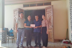 Đại diện bảo hiểm PTI trao tiền tạm ứng bồi thường cho khách hàng