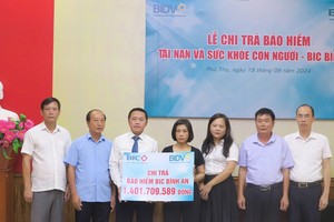 Đại diện Ngân hàng Nhà nước chi nhánh tỉnh Phú Thọ, Chính quyền địa phương, Chi nhánh BIDV Hùng Vương và BIC trao tiền bảo hiểm cho thân nhân khách hàng