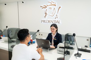 Prudential Việt Nam tặng quà cho các khách hàng tham gia bảo hiểm bảo vệ sức khỏe