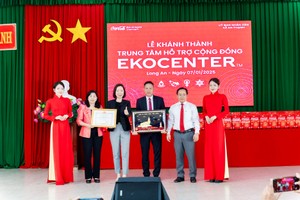 Lãnh đạo Coca-Cola Việt Nam nhận bằng khen của Ủy ban Nhân dân tỉnh Long An