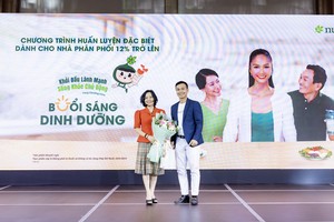 TS. BS Nguyễn Song Tú – Đại diện Viện dinh dưỡng quốc gia và Đại diện Amway Việt Nam trong chương trình huấn luyện Buổi sáng dinh dưỡng tại TPHCM.