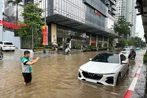 Giám định viên của DBV giám định xe bị ngập nước tại khu vực Hà Nội