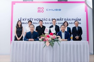 Đại diện MoMo và Chubb Life Việt Nam thực hiện nghi thức ký kết hợp tác