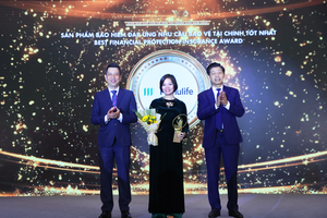 Đại diện Manulife Việt Nam nhận cúp vinh danh từ chương trình. 