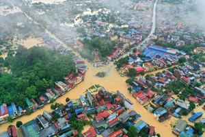 Nhiều tuyến phố ở thành phố Thái Nguyên (cũ) như biến thành sông khi mực nước liên tục dâng cao. Ảnh Internet
