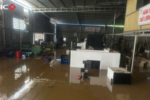 BIC vượt khó hỗ trợ khách hàng khi nước vẫn ngập cao (Hình ảnh tại Thái Nguyên) 
