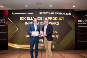 Ông Bae Seung Jun, Tổng Giám đốc Shinhan Life Việt Nam (trái) nhận Giải thưởng EXCELLENCE IN PRODUCT INNOVATION AWARD
