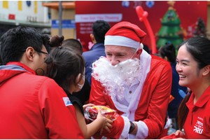 Prudential Việt Nam đã phối hợp cùng Quỹ Bảo trợ Trẻ em Việt Nam trao quà cho các bệnh nhi tại Bệnh viện Nhi Đồng 1 (TP.HCM)