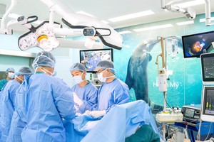 Phòng mổ được thiết kế theo các tiêu chuẩn quốc tế nghiêm ngặt với trọng tâm là kiểm soát nhiễm khuẩn và bảo đảm an toàn người bệnh. Ảnh: HM