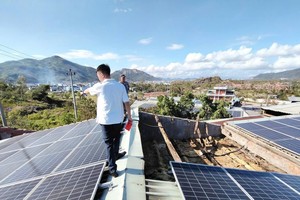 Cán bộ bảo hiểm ABIC đi giám định bồi thường tại Bình Định sau đợt bão lũ năm 2025