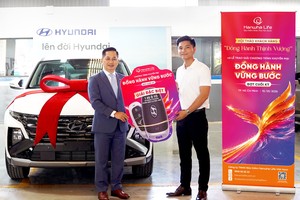 Khách hàng Nguyễn Quốc Đạt (bên phải) nhận giải Đặc biệt ô tô Hyundai Tucson từ chương trình khuyến mại “Đồng Hành Vững Bước” của Hanwha Life Việt Nam