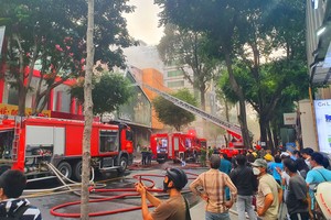 Cháy trên đường Hai Bà Trưng TP HCM. Ảnh Lê Toàn