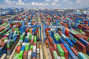 Xuất khẩu hàng hóa qua cảng. Ảnh Lê Toàn