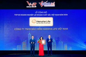 Đại diện Hanwha Life Việt Nam nhận cúp và chứng nhận “Top 50 Doanh nghiệp Lợi nhuận xuất sắc Việt Nam 2026”