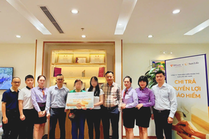 Đại diện Sunlife và TP Bank chi trả quyền lợi bảo hiểm cho gia đình khách hàng