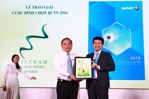 Ông Nguyễn Văn Hiếu, Thứ trưởng Bộ Kế hoạch và Đầu tư trao giải Báo cáo Phát triển bền vững cho đại diện Tập đoàn Bảo Việt