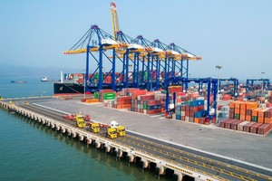 Tổ chức, cá nhân sản xuất, gia công, thuê gia công bán hoặc ủy thác cho tổ chức, cá nhân kinh doanh khác để xuất khẩu phải chuẩn bị bộ hồ sơ theo quy định.