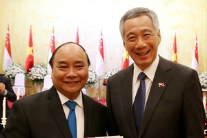 Thủ tướng Lý Hiển Long tặng sách Thủ tướng Nguyễn Xuân Phúc