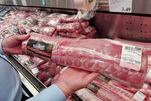 Bộ Công thương đã và đang phối hợp chặt chẽ với Bộ Nông nghiệp và Phát triển nông thôn có kế hoạch, đề xuất số lượng nhập khẩu thịt lợn (ảnh:dantri)