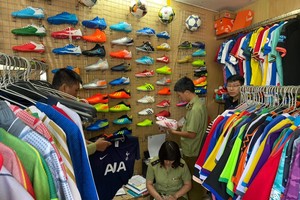 Thu giữ 1.547 sản phẩm có dấu hiệu hàng giả nhãn hiệu Adidas và Manchester Uniter Limiter